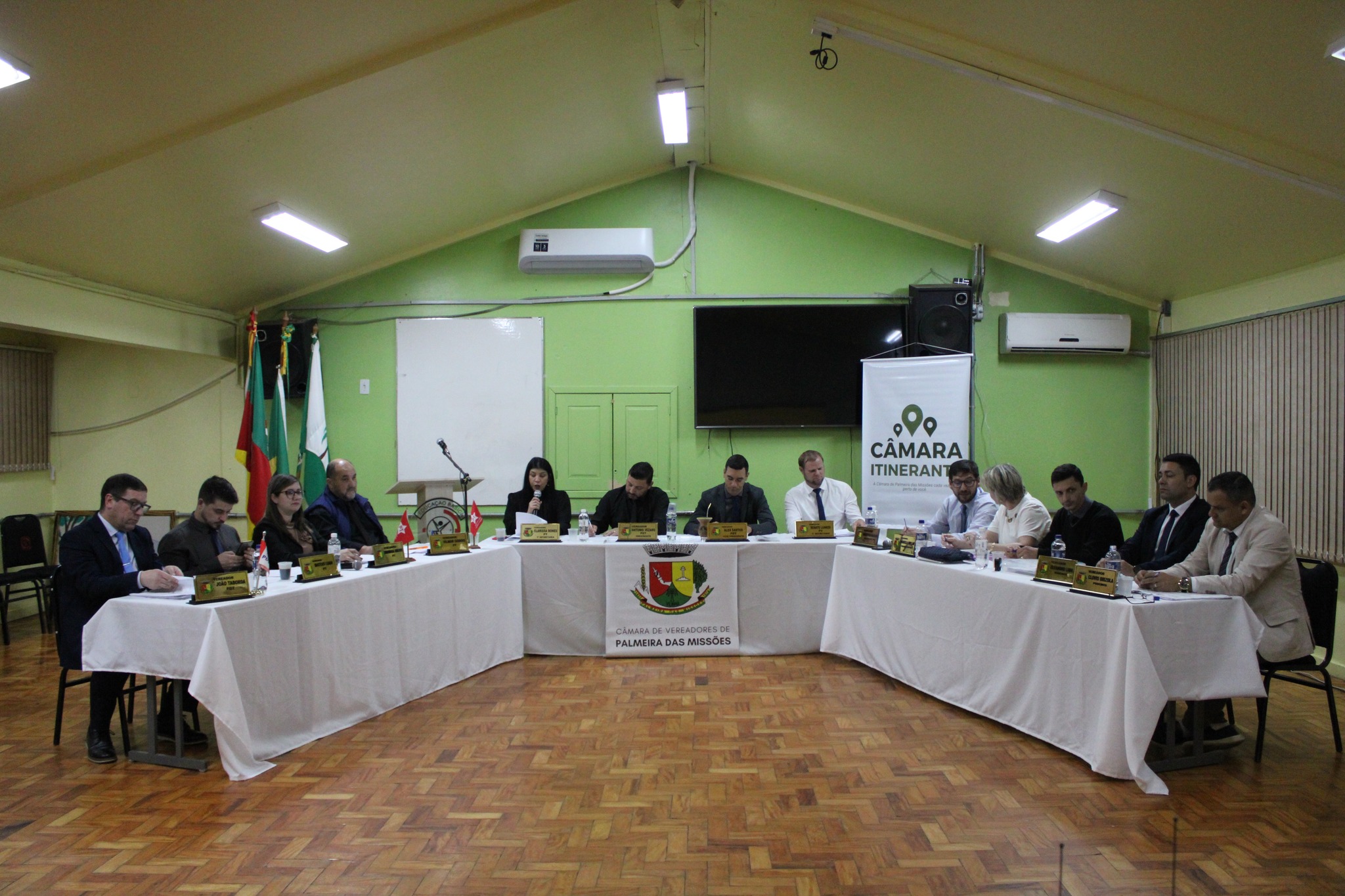 Câmara de Vereadores realiza sessão itinerante na Escola Polivalente com aprovação de importantes projetos