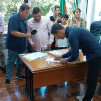 Alex Santos assume cadeira no Legislativo