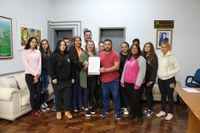 Alunos da Escola Venina Palma entregam Demanda da Comunidade ao Legislativo