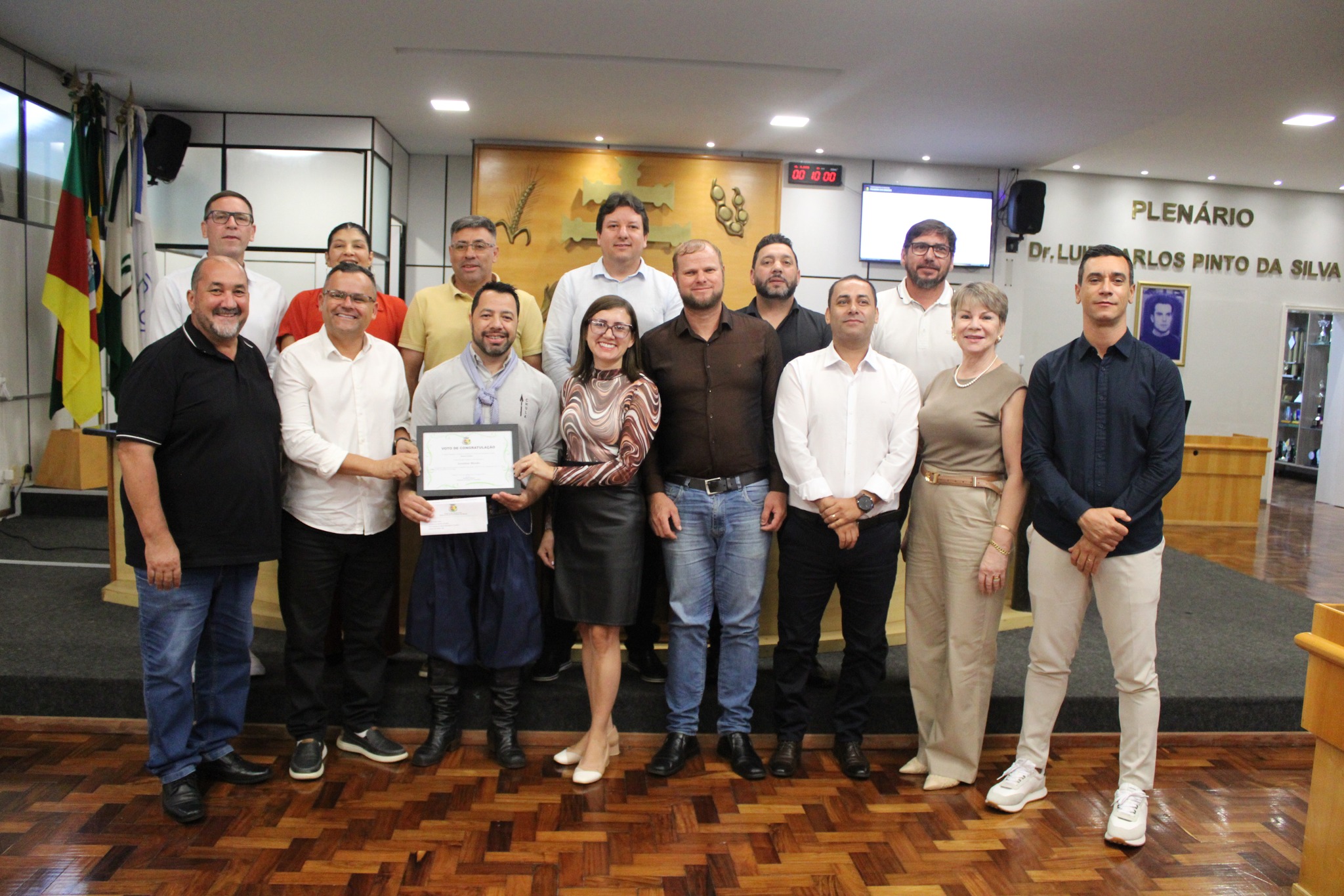 Campeão de chula é homenageado na Tribuna Popular 
