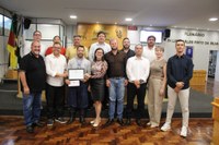 Campeão de chula é homenageado na Tribuna Popular 