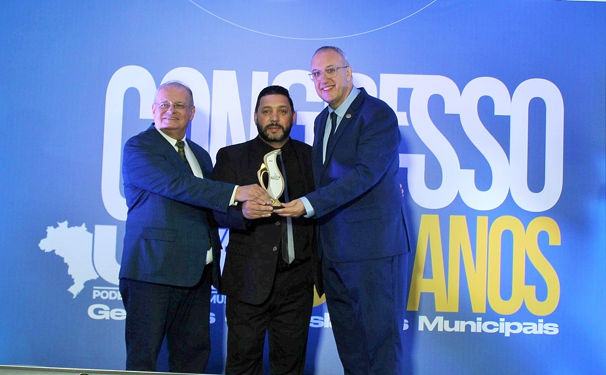 Presidente da Câmara recebe Troféu Presidente Destaque 2025 em Brasília