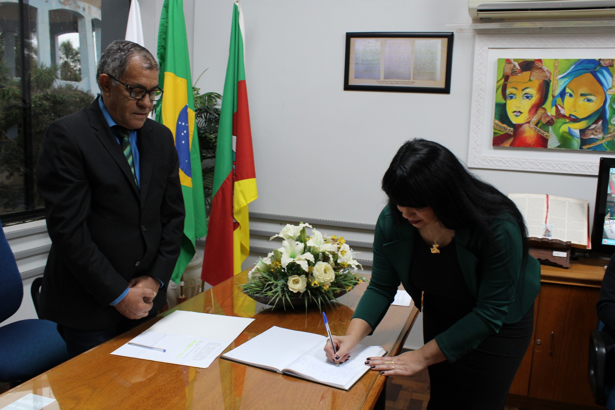 Professora Clarissa Bones assume cadeira no Legislativo