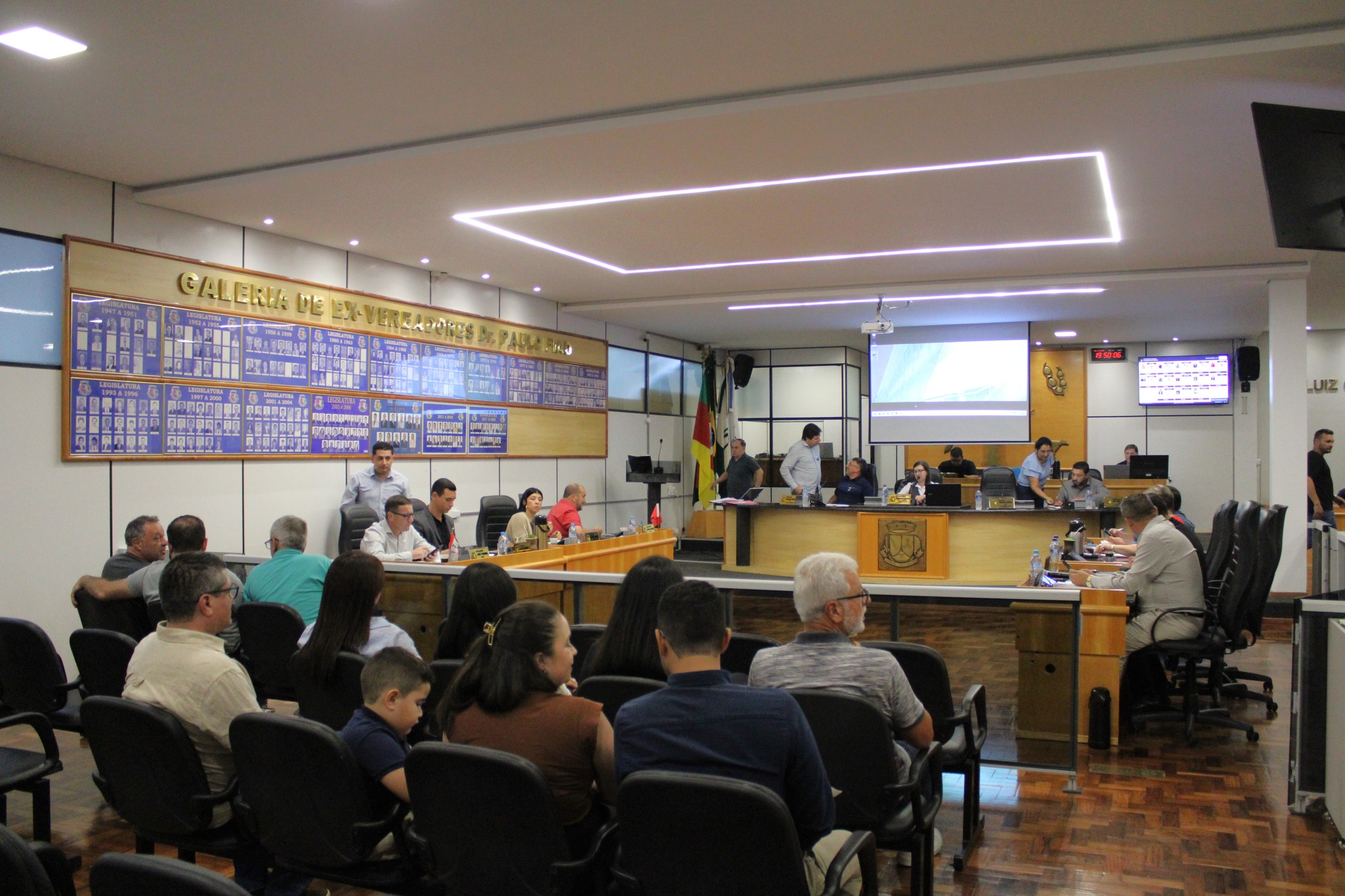 Vereadores aprovam contratações de médicos e serventes para reforçar atendimento na saúde