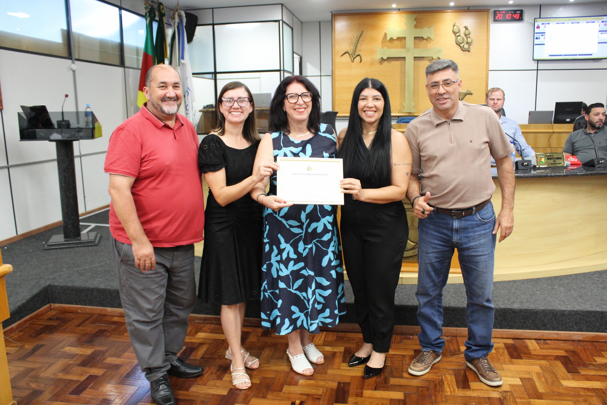 Vereadores concedem Voto de Congratulação a presidente do COMDIM por destaque no Prêmio Mulheres de Luta